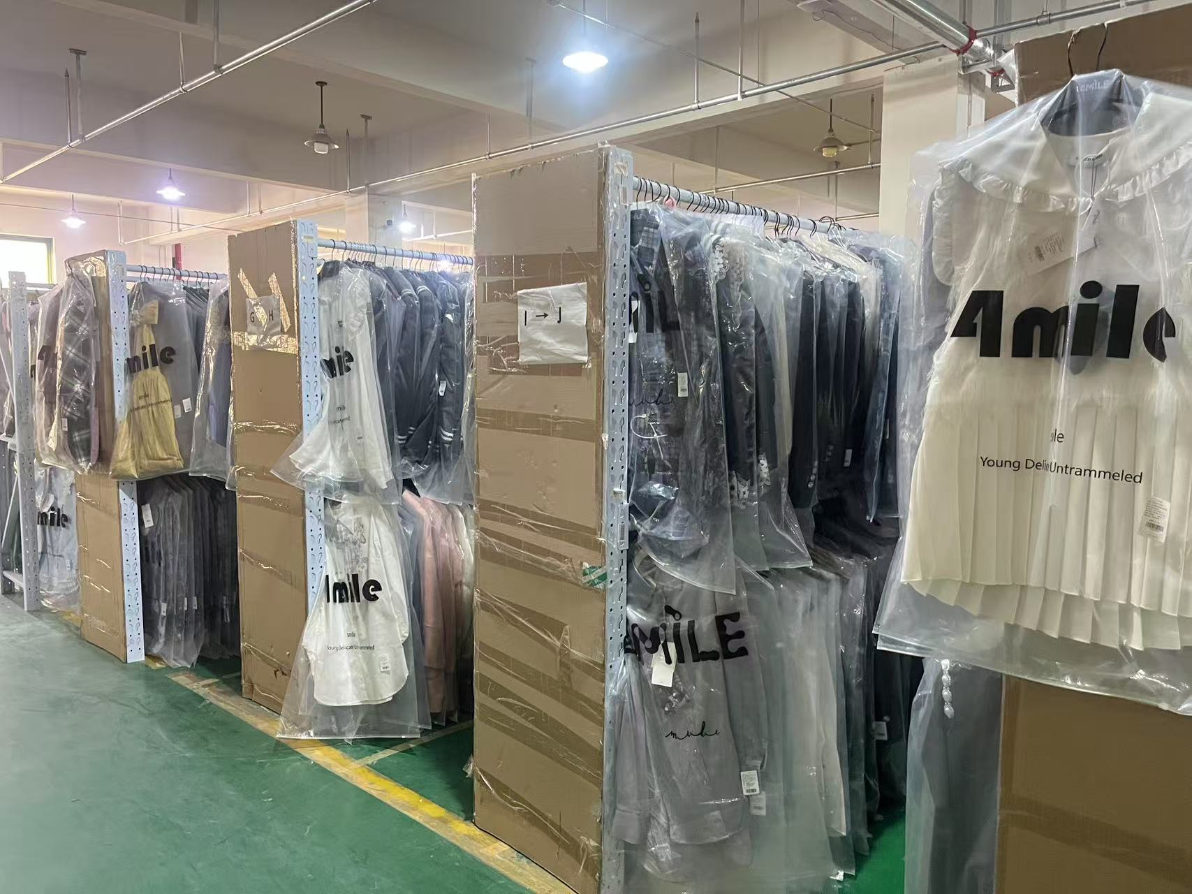 服裝企業(yè)換季倉(cāng)儲(chǔ)難？上海星力倉(cāng)儲(chǔ)彈性租賃輕松應(yīng)對(duì)